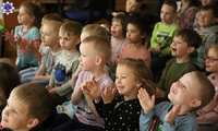 Przedszkolaki śmieją się i biją brawo