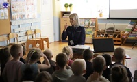 Podkom. Magdalena Pałys ze Szkoły Policji w Pile tłumaczy przedszkolakom zasady bezpieczeństwa