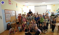 Zdjęcie grupowe podkom. Magdaleny Pałys z przedszkolakami