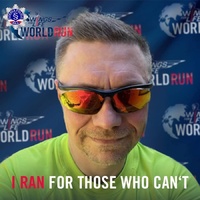 mł. insp. Leszek Koźmiński na tle baneru Wings For Life.