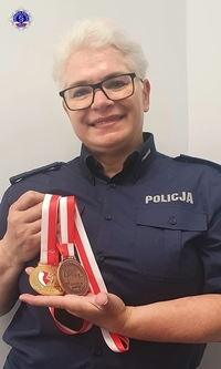 Umundurowana funkcjonariuszka z medalami