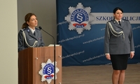 Przemawia Pani Zastępca Komendanta Szkoły Policji w Pile. Na drugim planie stoi umundurowana policjantka.
