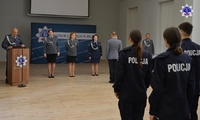 Pani Komendant Szkoły Policji w Pile przyjmuje meldunek od umundurowanego funkcjonariusza. Na pierwszym planie umundurowani policjantki i policjanci stojący w szyku w postawie zasadniczej.