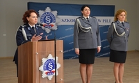 Pani Komendant Szkoły Policji w Pile przemawia do uczestników uroczystej zbiórki. Na drugim planie stoją dwie umundurowane policjantki.