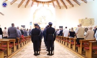 Kompania honorowa Policji. W tle ołtarz.