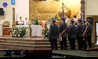 Poczet sztandarowy Szkoły Policji w trakcie mszy. W tle ołtarz.