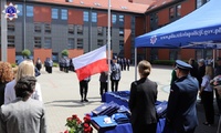Poczet flagowy Szkoły Policji. W tle akademik Szkoły Policji.