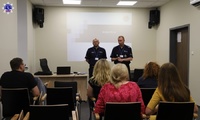 Mł. insp. Krzysztof Krzysztof Sawicki – kierownik Zakładu Prawa i Kryminalistyki Szkoły Policji w Pile wraz z podkom. Robertem Matuszewskim stojący przed szkolonymi kuratorami z Zespołu Kuratorskiej Służby Sądowej ds. Dorosłych w Pile