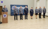 Pani Komendant Szkoły Policji w Pile wraz z panią Zastępcą Komendanta Szkoły Policji w Pile oraz kadra kierownicza szkoły. Przy mównicy przemawia umundurowany policjant.