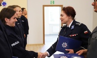Pani Komendant Szkoły Policji w Pile oraz Naczelnik Wydziału Organizacji Szkolenia i Dowodzenia w umundurowaniu galowym składają gratulacje absolwentom szkolenia zawodowego podstawowego.
