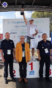 Od lewej: insp. Ryszard Jakubowski, Ireneusz Skrzypczak oraz kom. Jarosław Pińkowski. W tle na podium Michał Kołomański.