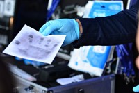 Odbitka ludzkiej dłoni na kartce papieru.