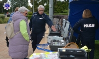 Stoisko Szkoły Policji w Pile, przy  którym obecni są funkcjonariusze Szkoły oraz mieszkańcy miasta.