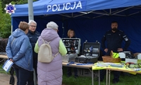 Stoisko Szkoły Policji w Pile, przy  którym obecni są funkcjonariusze Szkoły oraz mieszkańcy miasta.