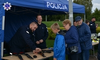 Stoisko Szkoły Policji w Pile, przy  którym obecni są funkcjonariusze Szkoły oraz mieszkańcy miasta.