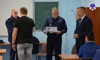 Zastępca Komendanta Szkoły Policji w Pile wręcza podziękowania słuchaczowi za udział w zajęciach.