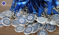 Pamiątkowe odznaki – medale dla przedszkolaków, którzy odwiedzili Szkołę Policji w Pile.