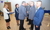 Komendant Szkoły Policji w Pile wraz z Przewodniczącym NSZZP przy Szkole Policji w Pile wręcza wyróżnienia czterem elegancko ubranym mężczyznom