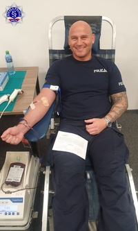 Umundurowany funkcjonariusz podczas oddawania krwi.