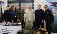 Pamiątkowe zdjęcie funkcjonariuszy różnych formacji