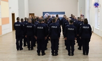 Umundurowani policjanci i policjantki w trakcie uroczystości w Auli Szkoły.