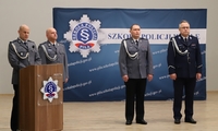 Zastępca Komendanta Szkoły Policji w Pile w trakcie przemówienia. Komendantowi towarzyszy trzech policjantów z kadry kierowniczej Szkoły.