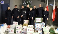 Umundurowani policjantki i policjanci z przygotowanymi prezentami.