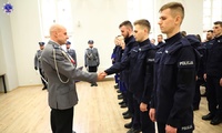 Insp. Ryszard Jakubowski – Zastępca Komendanta Szkoły Policji w Pile, wręcza świadectwa ukończenia szkolenia zawodowego podstawowego i gratuluje ukończenia szkolenia.