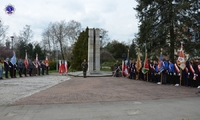 Pomnik Ofiar Stalinizmu w Pile wraz z ustawionymi pocztami sztandarowymi przedstawicieli służb.