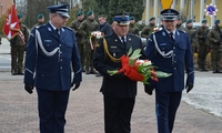 Złożenie pod pomnikiem wiązani kwiatów przez Zastępcę Komendanta Szkoły Policji w Pile wraz z delegacją.