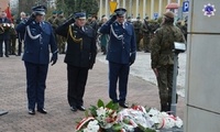 Złożenie pod pomnikiem wiązani kwiatów przez Zastępcę Komendanta Szkoły Policji w Pile wraz z delegacją.