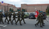 Przemarsz kompanii honorowej żołnierzy Wojska Polskiego.