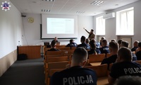 Widok z tyłu sali na biorących udział w szkoleniu słuchaczy Szkoły Policji w Pile