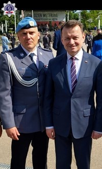 Minister Obrony Narodowej wraz z funkcjonariuszem Policji.