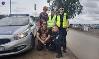 Podkom. Joanna Patrzyk – opiekun praktyk zawodowych słuchaczy Szkoły Policji w Pile z dwoma uczestnikami Festiwalu Pol’and’Rock, policjantką i policjantem, przy radiowozie policyjnym