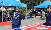 Komendant Szkoły Policji w Pile oddająca honor.