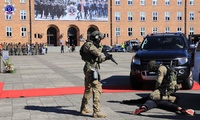 Pokaz dynamiczny przygotowany przez policjantów z Centralnego Pododdziału Kontrterrorystycznego Policji BOA.