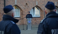 Zdjęcie kolorowe, Komendant Szkoły Policji w Pile przemawia do policjantów rozpoczynających szkolenie