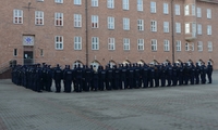 Zdjęcie kolorowe, umundurowani policjanci stoją w szyku podczas uroczystej zbiórki w związku z rozpoczęciem kursu specjalistycznego.