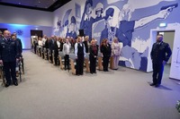 widok na aule Szkoły Policji w Pile - uczestnicy siedzą przed nimi stoi dowódca uroczystości