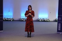 Piosenkarka na scenie podczas wystąpienia.