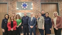 zdjęcie grupowe zaproszonych gości z gospodarzami ze Szkoły Policji