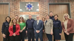 zdjęcie grupowe zaproszonych gości z gospodarzami ze Szkoły Policji