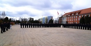 widok na poddziały policji ustawione na Placu Staszica w Pile