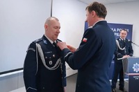 nadanie odznaczenia podkomisarzowi Mariuszowi Seidlowi przez inspektora Marcina Sapuna