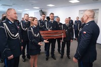 przekazanie prezentu odchodzącemu na uposażenie emerytalne podkomisarzowi Mariuszowi Seidlowi