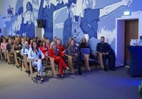 widok publiczności siedzącej na auli Szkoły Policji