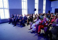 widok publiczności siedzącej na auli Szkoły Policji