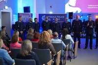 policjanci stoją w umundurowaniu wyjściowym przed kobietami.