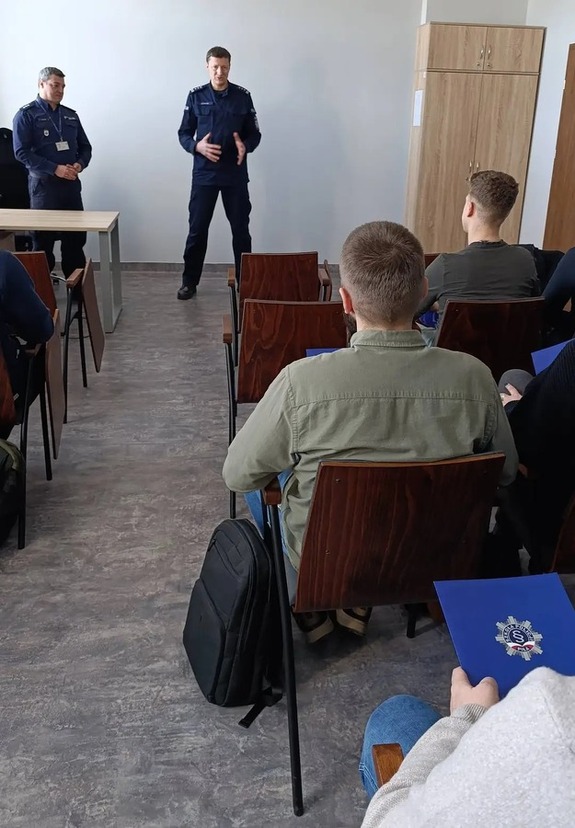 Zastępca Komendanta Szkoły Policji w Pile insp. Marcin Sapun - przemawia do uczestników szkolenia.